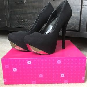 Show dazzle Tiara shoe. Worn once. Black and gold.